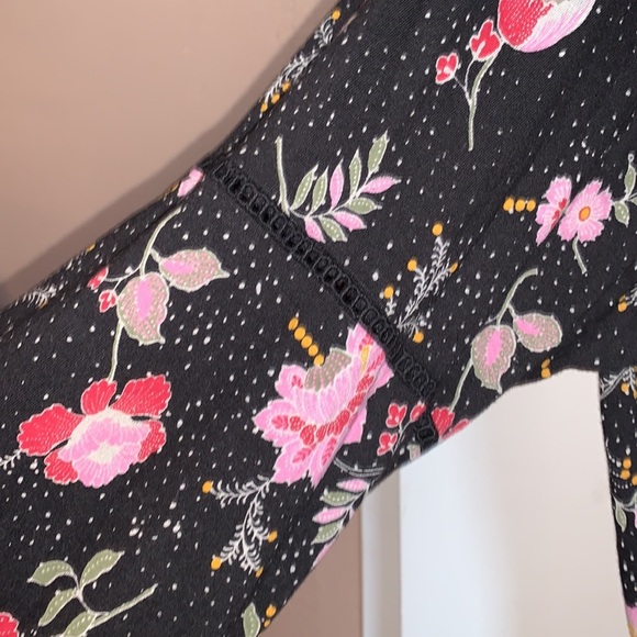 Cute top - Picture 2 of 6